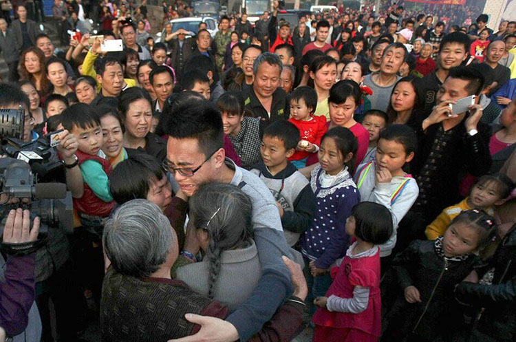 扬州4岁男孩被拐 26年后母子终团聚感动全村 